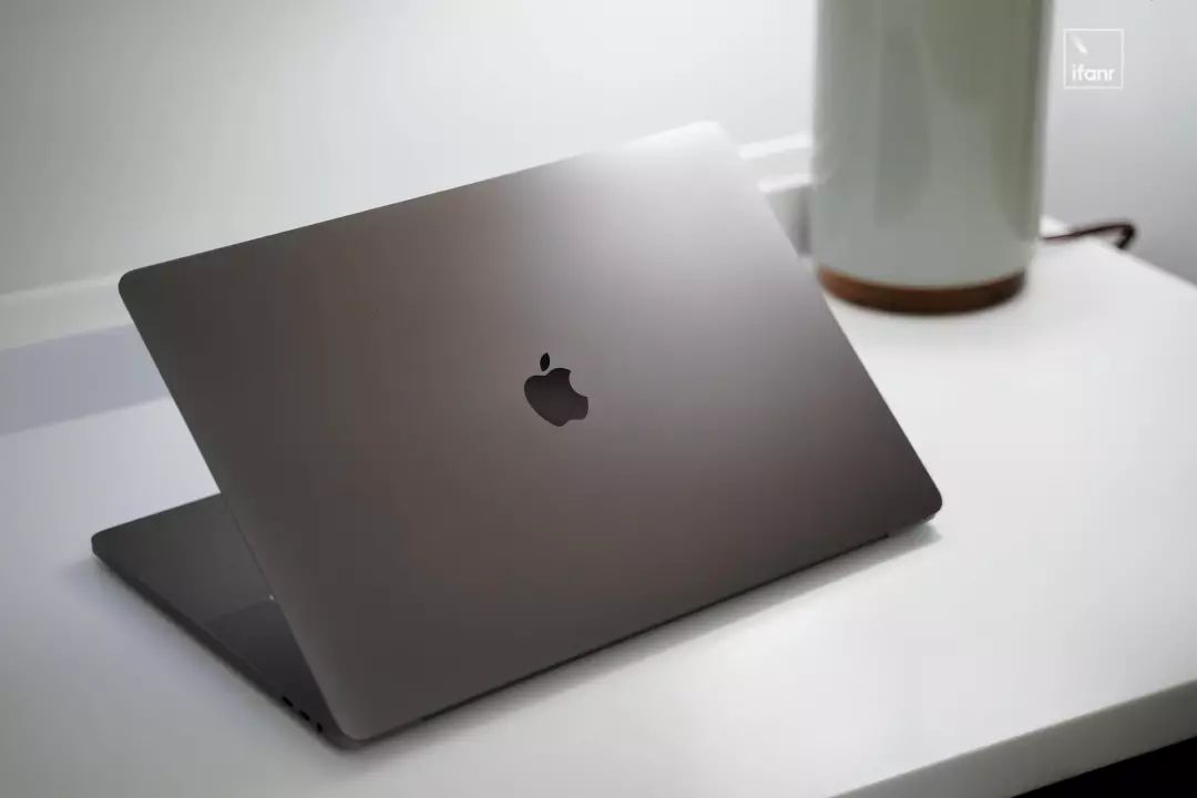 16 英寸 MacBook Pro 上手体验：苹果重新拥抱专业级用户