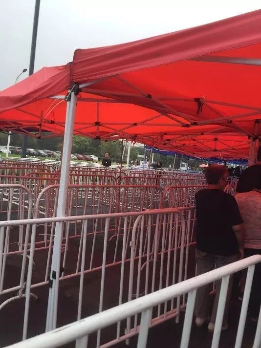 costco开业一周后我们和几个排队退卡的顾客聊了聊