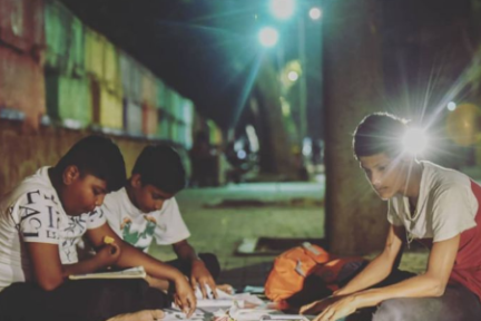 80年来印度人逆天改命的秘密，就在这条深夜的露天街道里