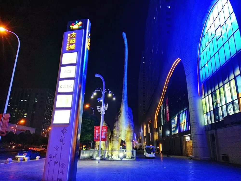 南京，续写古都繁华的商业“老玩家”