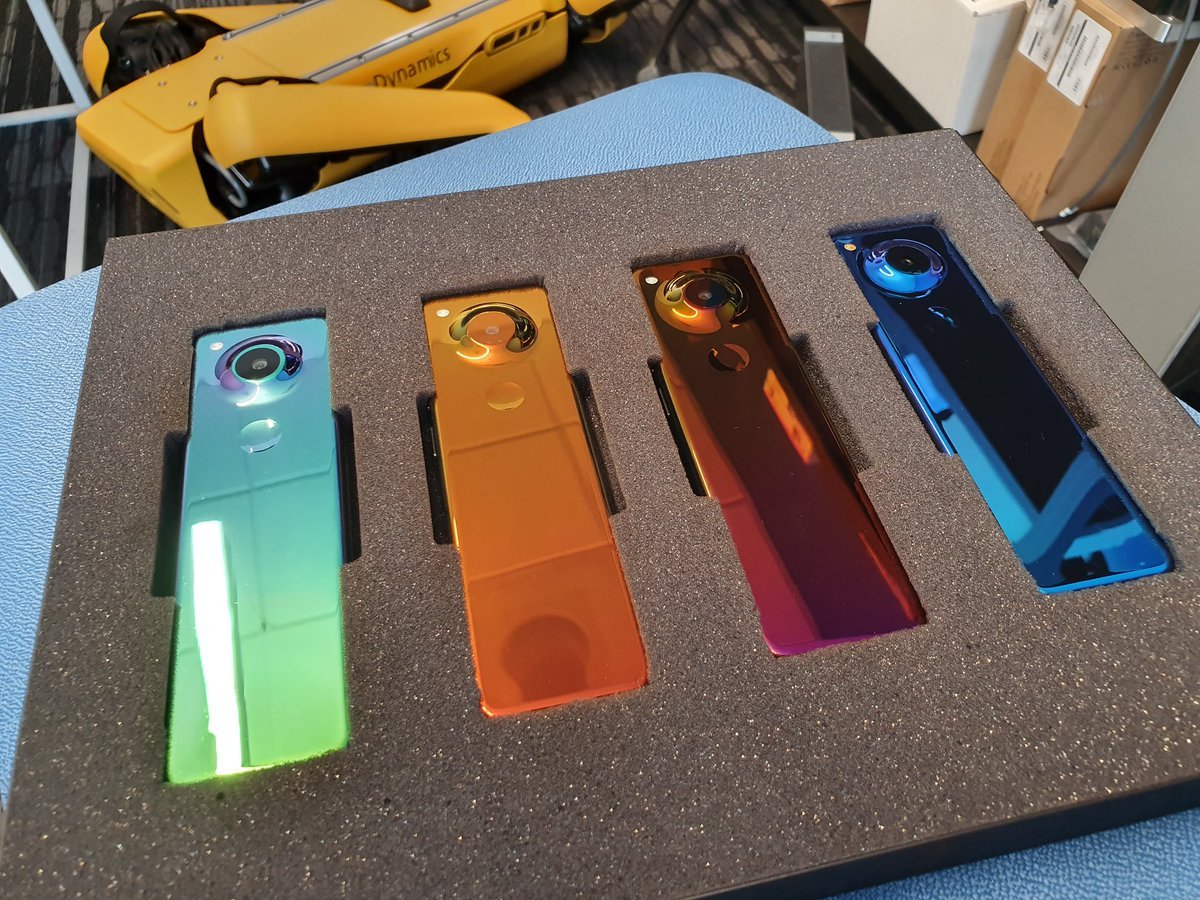 最前线 | 体验抽出一条手机的滋味，Essential Phone新款曝光