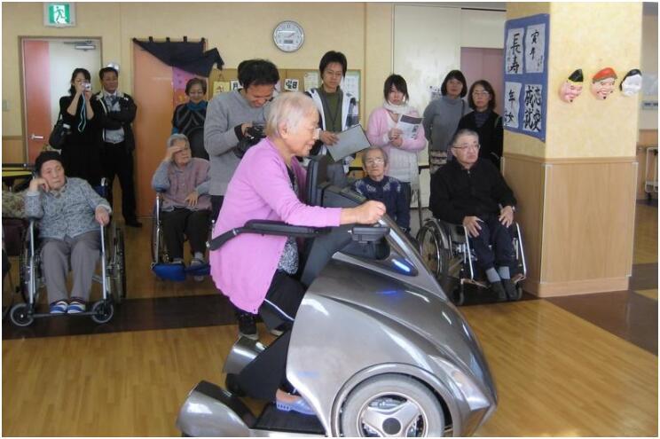 日企开发四轮骑乘式轮椅：助减轻护理人员负担