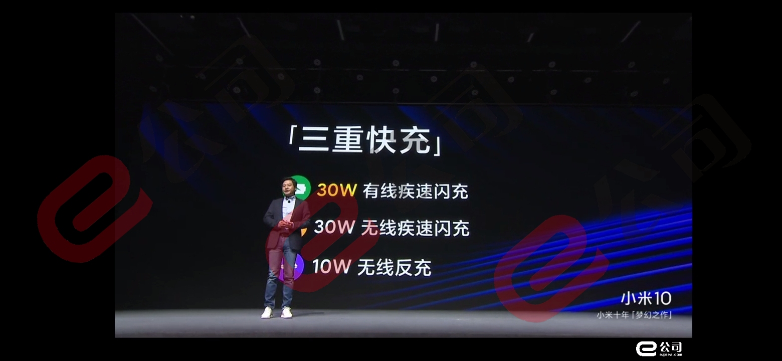 小米10的定制条形快充电池可达4780mAh，搭配三重快充