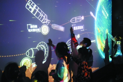 3D数字太空展 市民感受黑科技