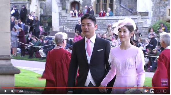刘强东夫妇出席英国皇室婚礼