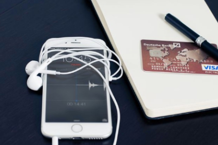 代偿业务成信用卡平台业绩主力，坏账率回升明显