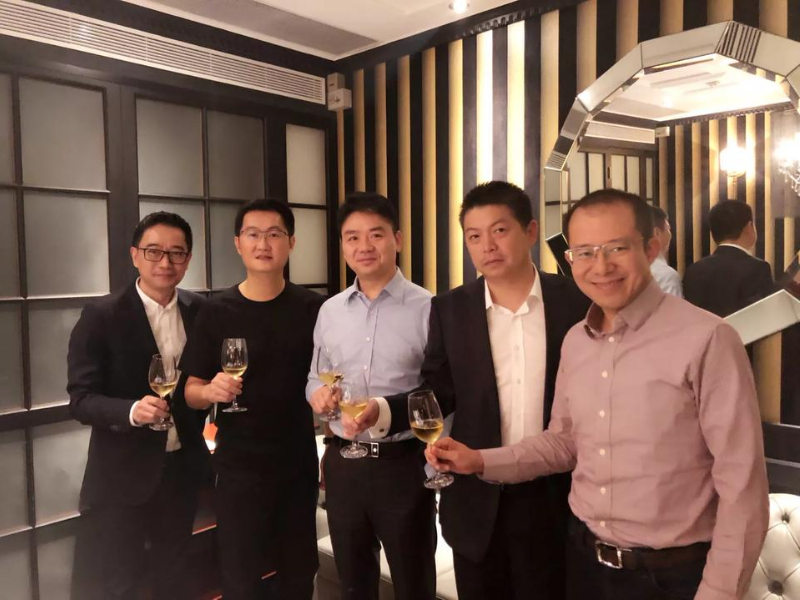 刘强东在微头条晒与马化腾、唯品会创始人沈亚等人合影
