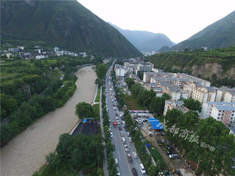 目前九寨沟县城建筑基本完好，秩序井然
