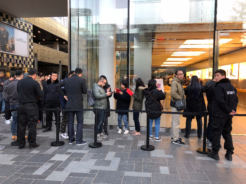iPhoneX今天正式开卖 苹果门店外排起了长队