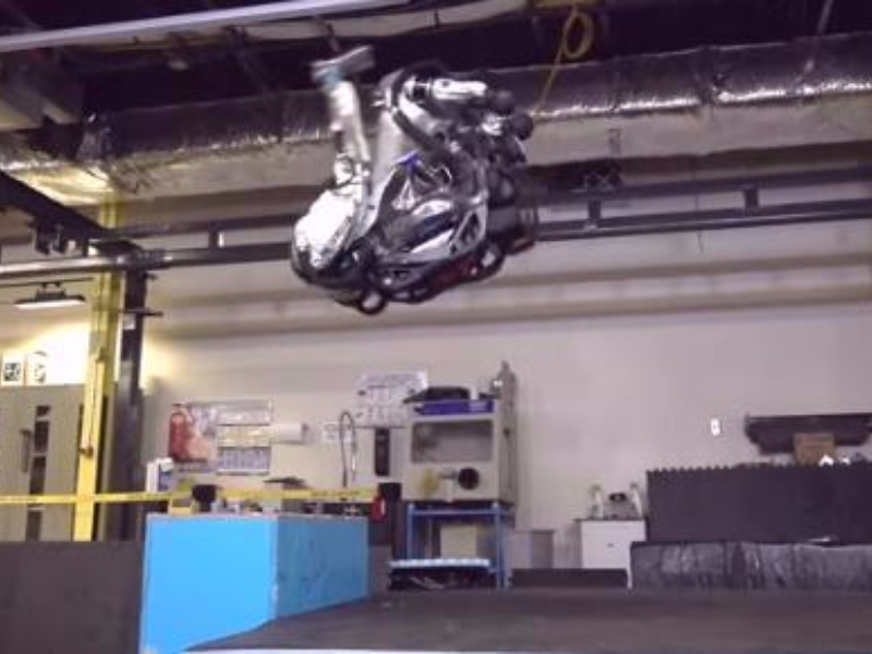 波士顿动力的Atlas人形机器人更酷了，竟然学会了后空翻