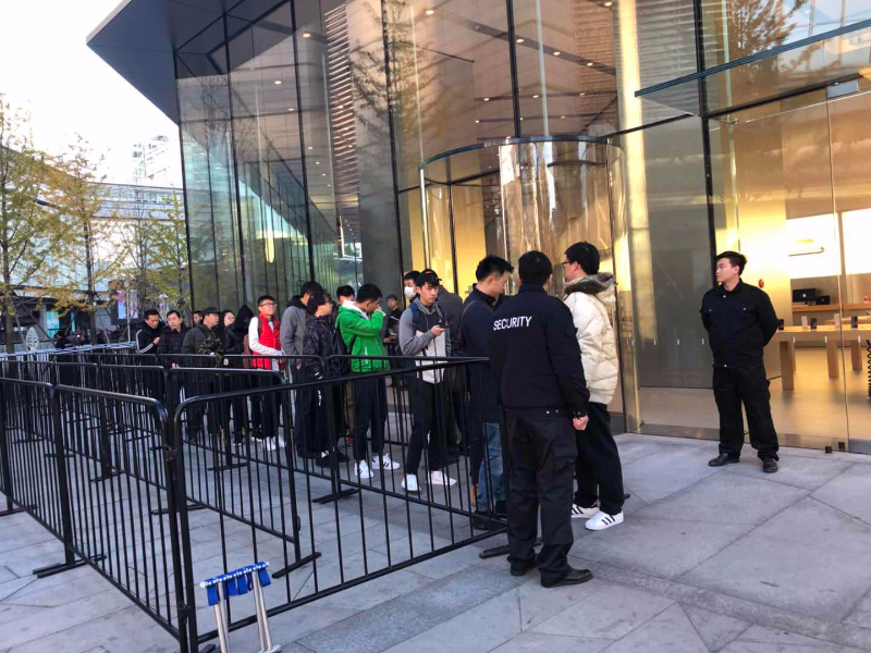 苹果华贸门店外等候iPhoneX开卖的人群渐渐增多