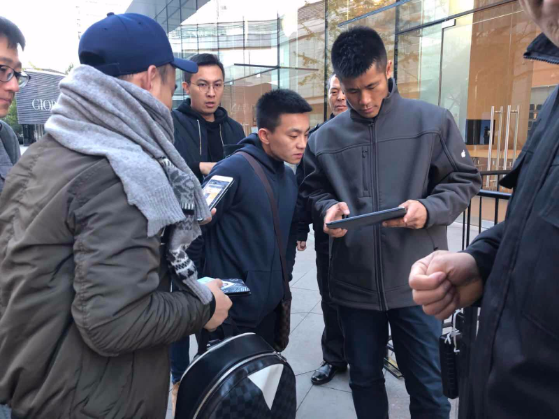 iPhoneX有预约的人验证排队等待取货