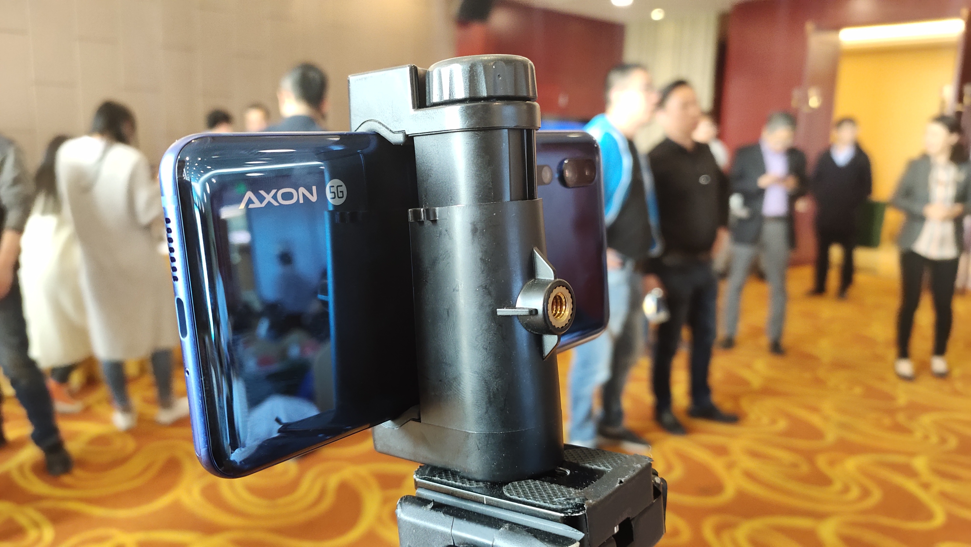 5G手机高清直播！新闻直播带一款ZTE Axon 10 Pro手机就够了