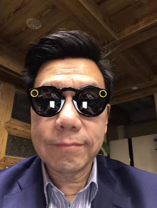 李开复在朋友圈晒Snap智能眼镜，有点酷
