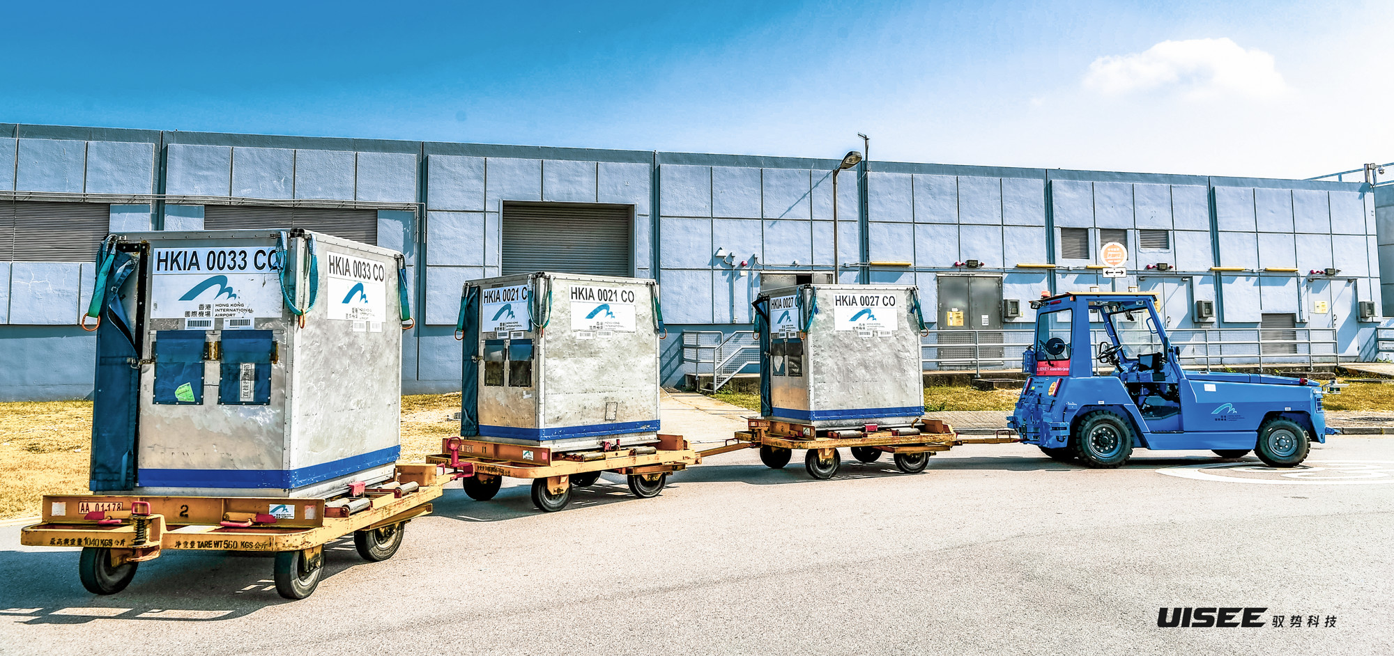 驭势科技称,香港机场的电动无人物流车配备了8个高清摄像头,4个激光