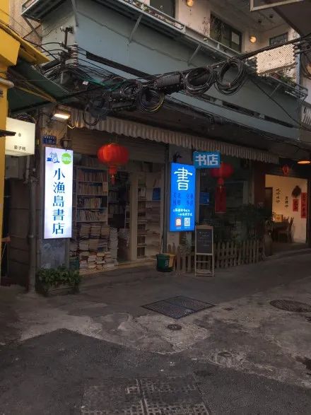 37个城市，100家书店