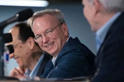 谷歌前CEO施密特彻底告别：曾和马斯克掐嘴架，痛批美国军方技术渣