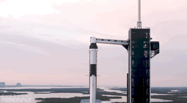 马斯克本周三喜：SpaceX筹资近3.5亿美元，美军开始测试星链系统，载人火箭发射在即