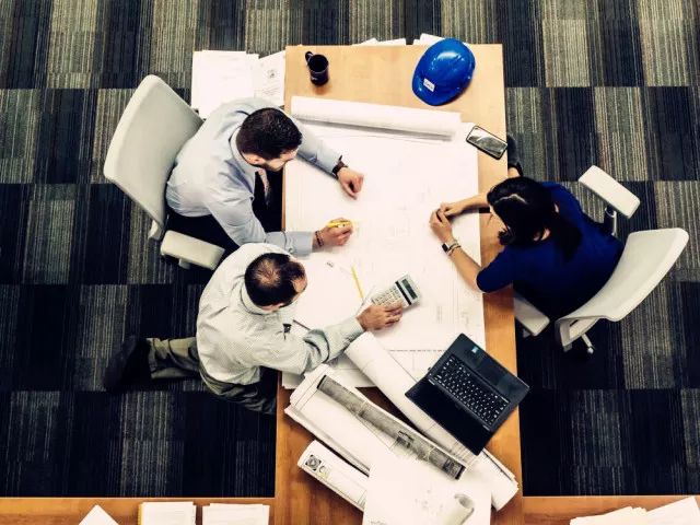 你不是迪丽热巴，不要奢望触手可及的幸福：普通人的职场翻身仗，到底有多难？