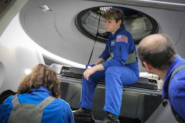 揭秘SpaceX载人龙飞船神秘太空厕所，竟然位于宇航员头顶？