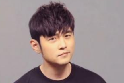 周杰伦正式入驻快手首日连发三条短视频，承诺粉丝千万解锁首秀直播