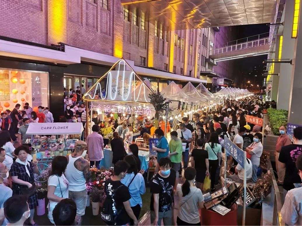 多地商场利用外广场,街道等户外地方,开放摆摊,形成市集,同时带动商场