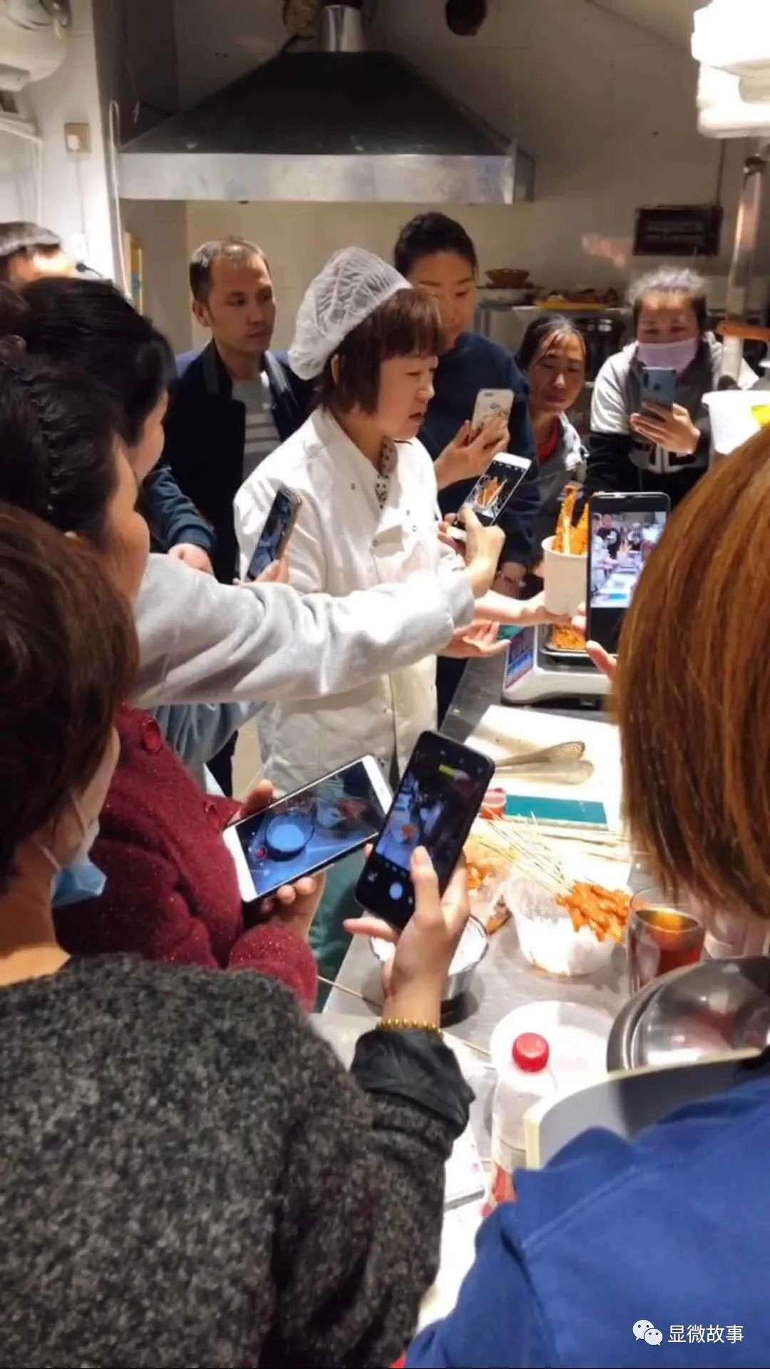 在夜市的每一个角落，他们创造着永不散去的人间烟火