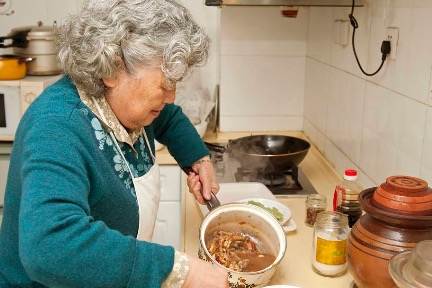 78岁老人摆地摊背后，蕴藏着9000万老年再就业市场的商机 | 超级观点