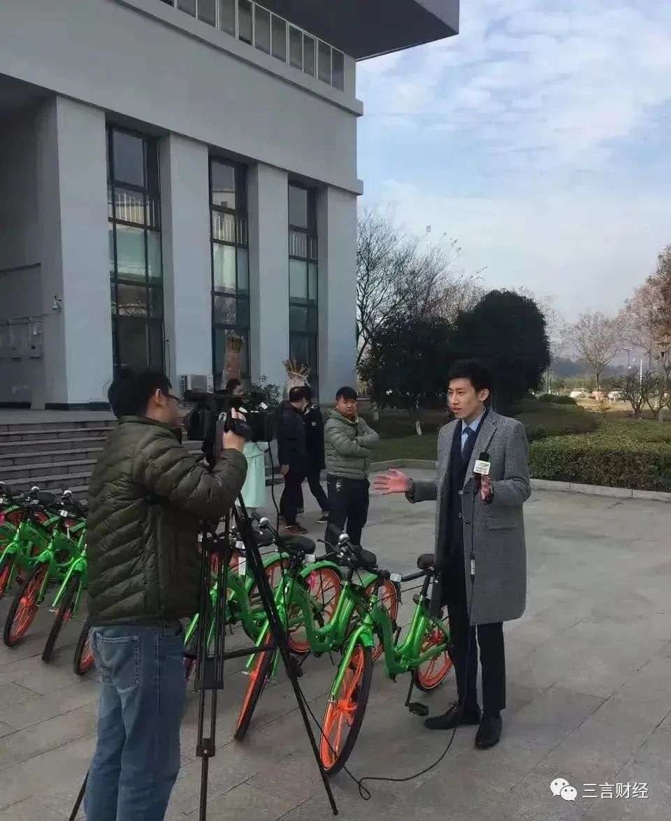 丁伟出生在江苏泰兴,父亲丁万青是当地颇有盛名的企业家,家族有两家