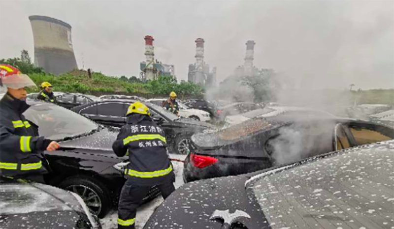 疑似吉利电动车在杭州起火，前一天力帆刚烧过
