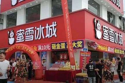 茶饮进入“强者模式”：头部一年开店1000+，中小品牌出头更难
