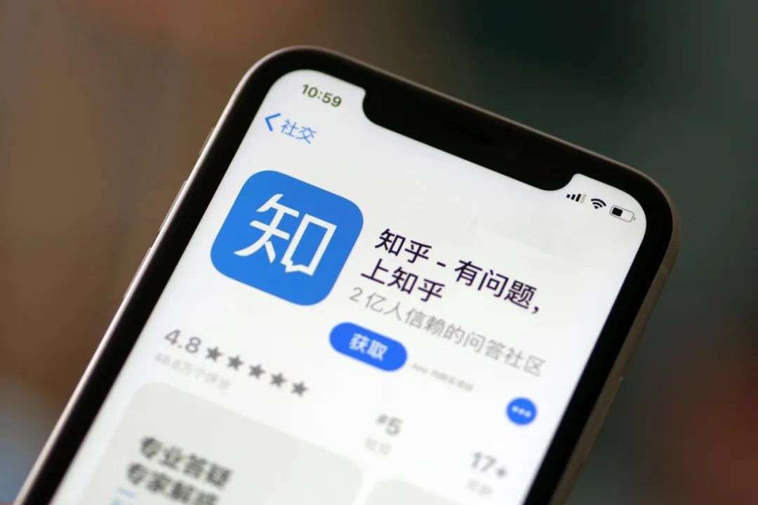 舆论主场之争，整改无果的微博和执意社交的知乎