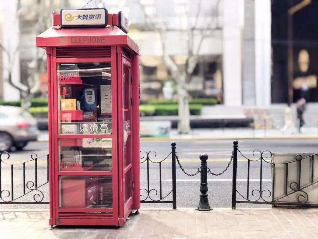 除了不能打電話現在的電話亭什麼都能做