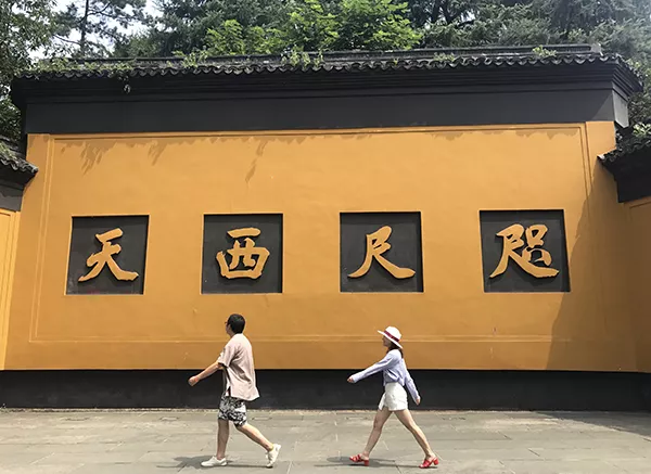 少林寺武僧玩抖音，灵隐寺小编KPI随缘……“佛系”新媒体，究竟什么样？