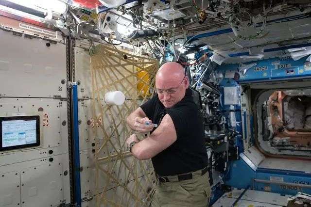 他在太空中飘了一年，完成了400多项科学实验