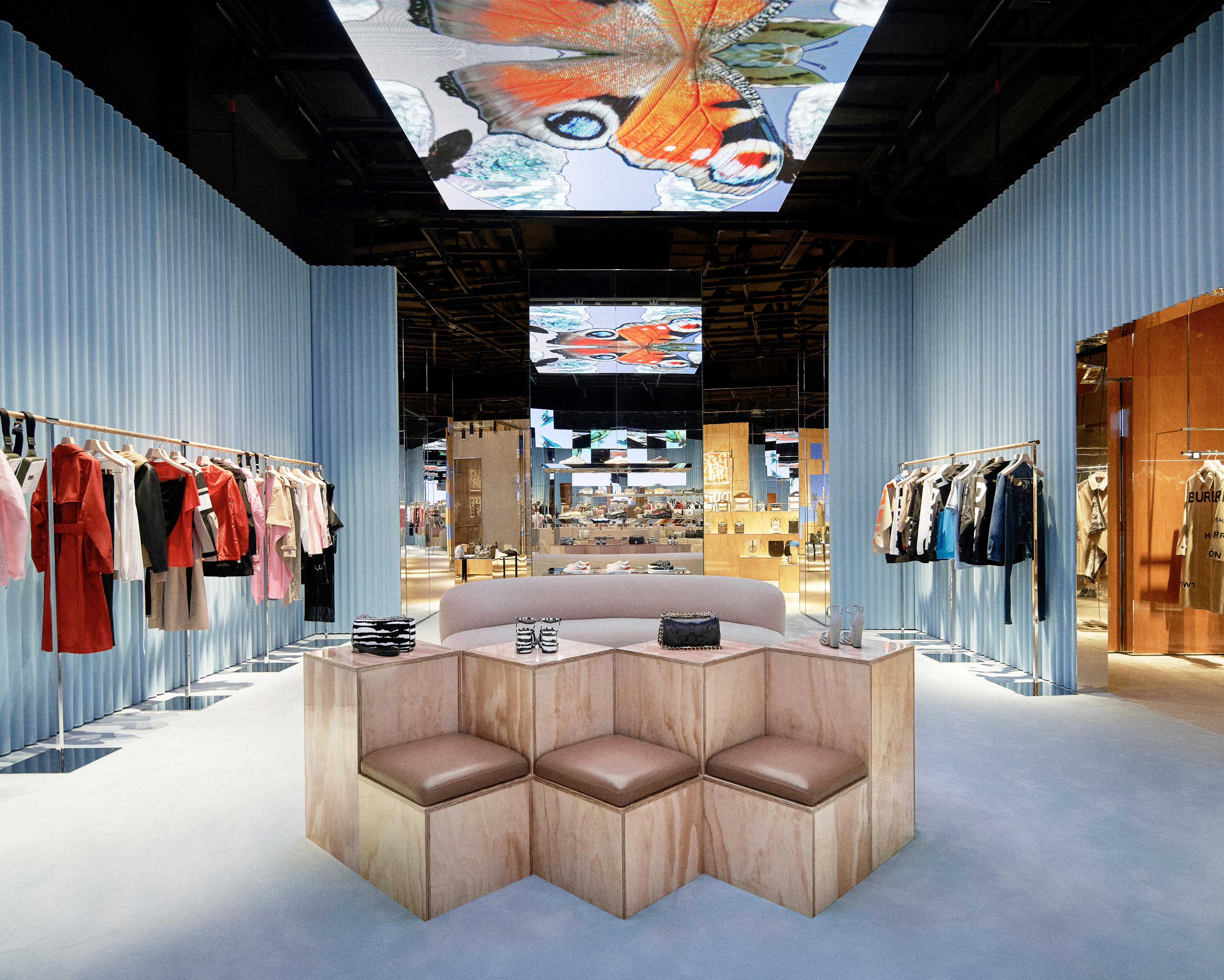 Burberry 与腾讯展开技术合作，将在深圳开设奢侈品行业首家社交零售精品店