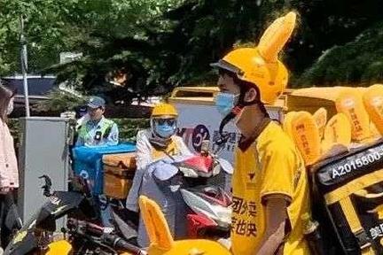 外卖小哥的“耳朵”火了，美团饿了么为什么都在努力卖萌？