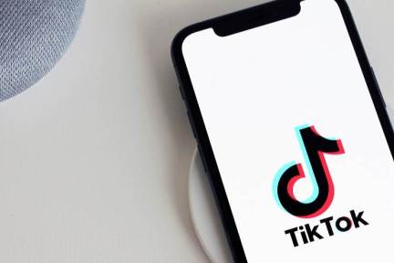 8点1氪 | 苹果称对收购TikTok不感兴趣；迪士尼第三财季净亏损47亿美元；特斯拉计划在北美及海外市场建设更多零售店