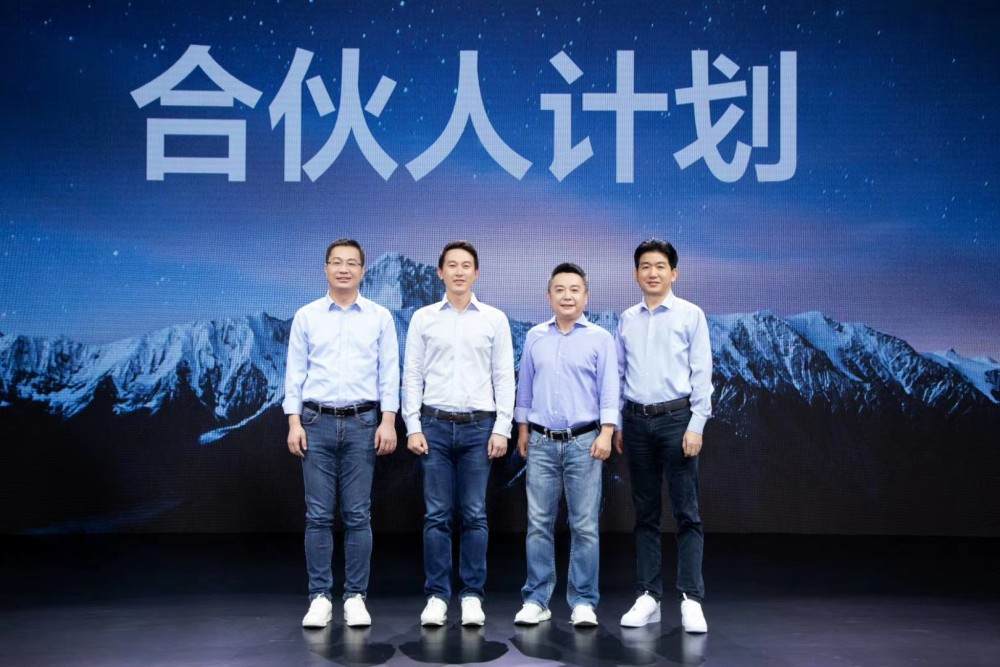 雷军提拔四位合伙人背后：全是内部晋升，希望激励更多年轻人