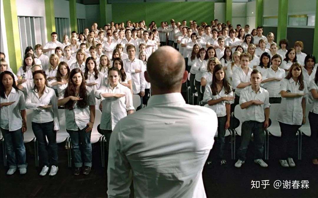 说服他的脑袋，不如挪动他的“屁股”