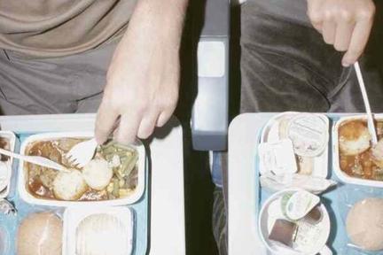“难吃”的飞机餐恢复供应了，这是一门多大的生意？