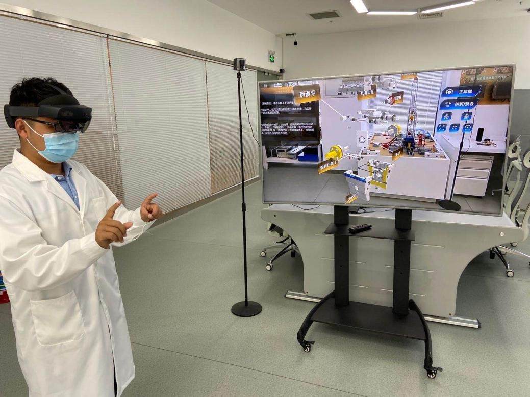 最前线丨把混合现实眼镜放进工厂，微软HoloLens如何减少能源行业事故？