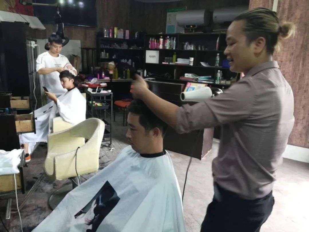 发型师回乡创业：专注男发，让90%男客爱上烫染，5年后收获200万粉丝