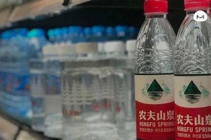 大自然的“印钞机”：农夫山泉1年利润50亿，全靠卖瓶子？