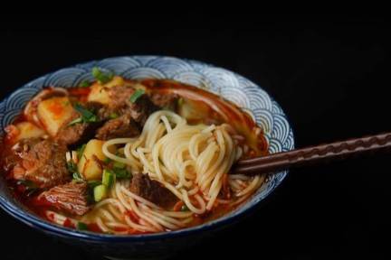 竞争激烈却“大而不强”，中式粉面江湖何时能出霸主？