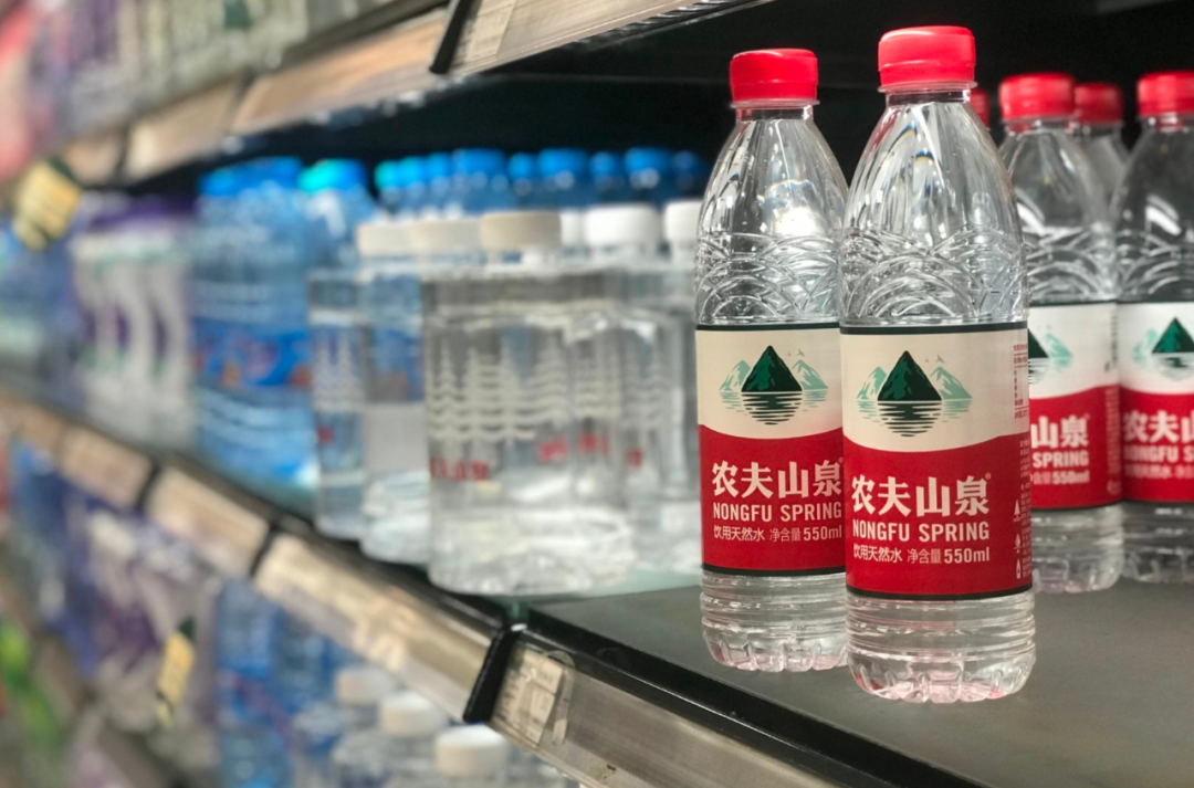 农夫山泉上市在即，低调创始人身价至少2300亿，仅次于马云马化腾