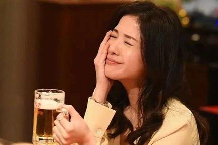 这届年轻人不爱喝酒了，但茅台们不在乎