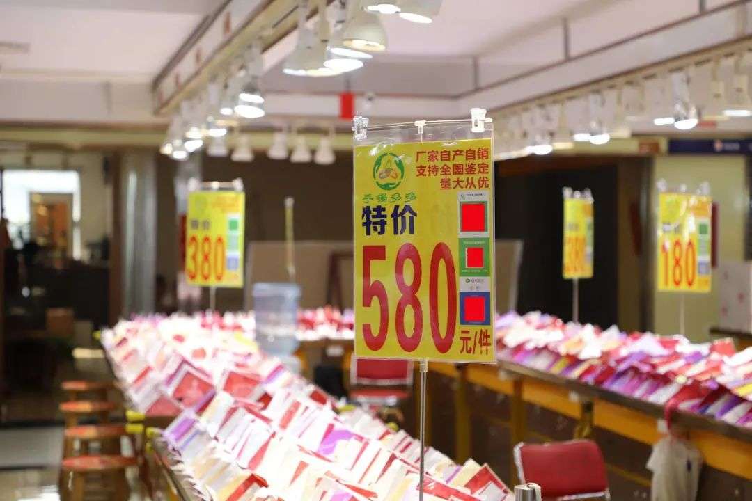 探访广州直播基地：真翡翠只卖9块9，1200家服装档口同时直播