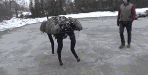 这是波士顿动力机器狗“他爸”？美军80年代机器狗“考古”，身高3米，人机联合操作