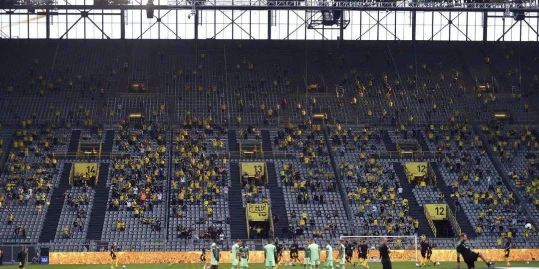 足坛因疫情蒸发144亿美元，球迷重返德甲法甲观赛